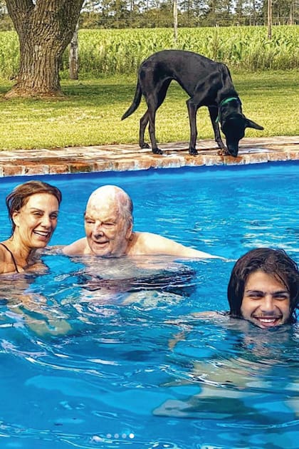 Este verano, Nequi publicó en su cuenta de Instagram unas fotos en la pileta del campo con su marido y su hijo Santos. “No podíamos viajar, así que nos instalamos allá. Fueron días de pura felicidad”, le dice a ¡HOLA!