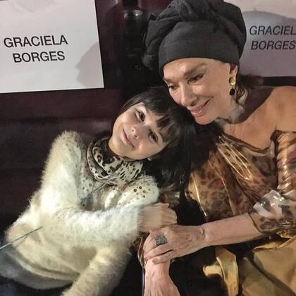 Junto a su abuela Graciela Borges, en la première de su última película, El cuento de las comadrejas