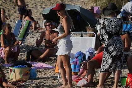 La modelo brasileña tomó sol en un día de playa muy concurrido