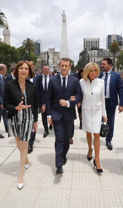 Brigitte Trogneux cruzó la Plaza de Mayo del brazo de su marido, Emmanuel Macron, ambos guiados por Teresa de Anchorena, presidenta de la Comisión Nacional de Monumentos, de Lugares y de Bienes Históricos