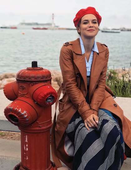 Para disfrutar de la proyección de El cuento de las comadrejas lució un outfit de Tommy Hilfiger, con trench y boina.