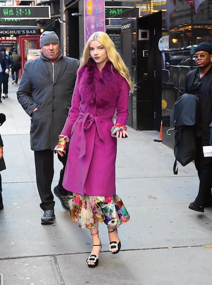 Abrigo largo con cuello de piel, de Sentaler, vestido estampado Prabal Gurung y sandalias Roger Vivier con la icónica Broche Vivier.