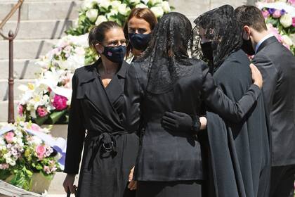 Carolina consuela a la hija de su prima, MélanieAntoinette, junto a Charlotte y los hermanos Pauline y Louis Ducruet