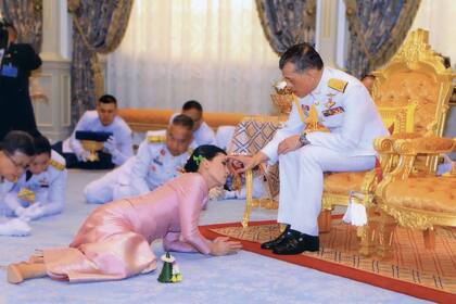 Foto de la boda de Maha Vajiralongkorn y Suthida Tidjai, celebrada en el Palacio Dusit de Bangkok el 1 de mayo de 2019, tres días antes de su coronación como rey de Tailandia