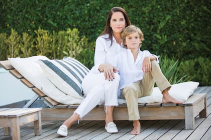 En el deck, con reposeras de lapacho, María posa con su hijo Pablito, de 9 años.