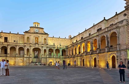 Lecce es un ejido espléndido de iglesias, palazzos y columnas de un tono amarillo encendido, característico de la piedra leccese, propia de las canteras vecinas, aún en actividad.