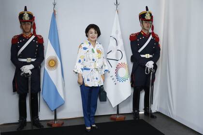 Para la vista al MALBA, Kim Jung-Sook, la primera dama de Corea del Sur optó por una camisa XL y pantalón de raso. Complementó con cartera tipo baúl y zapatos a juego.