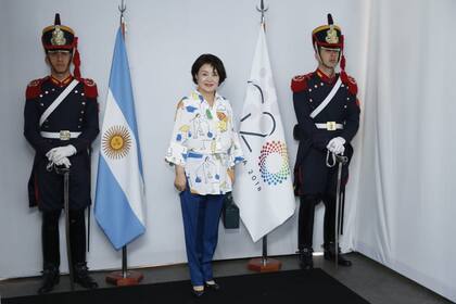 Para la vista al MALBA, Kim Jung-Sook, la primera dama de Corea del Sur optó por una camisa XL y pantalón de raso. Complementó con cartera tipo baúl y zapatos a juego.   