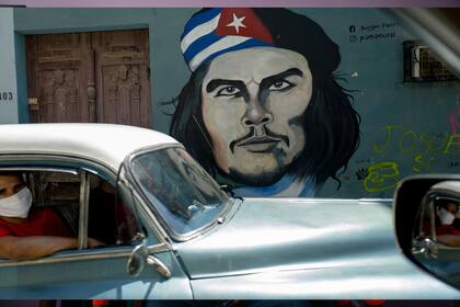 El Che en las pintadas callejeras de La Habana. El tapabocas se lleva incluso dentro del auto en Cuba Por @eliaponte