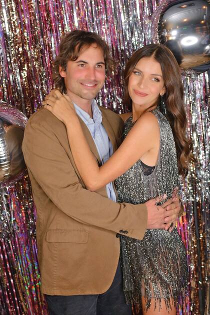 Mientras Zaira celebra el crecimiento de su marca de maquillajes, que el martes 27 presentó una nueva paleta de sombras, su pareja, Jakob von Plessen, también se luce. La talabartería Arandú presentó la línea de equipamiento de cabalgata de alta montaña que lleva su nombre de ficción, JakoTango