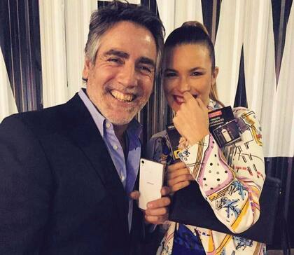 Con Paul García Navarro, su ex marido que sigue siendo su manager desde Multitalent Agency. “Lo conocí cuando estaba terminando el colegio y a mis 20 nos casamos”, cuenta Pía, que inició su carrera de modelo a los 13 años.