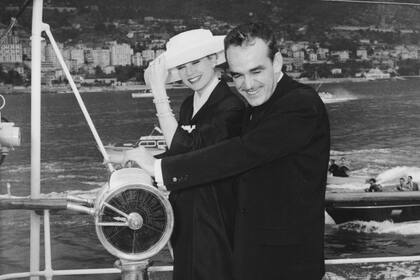 Ya convertidos en marido y mujer, y tras haber celebrado con sus invitados, la exultante pareja real embarcó en el Deo Juvante II, el yacht de Rainiero. En su luna de miel, que duró siete semanas, recorrieron el Mediterráneo.