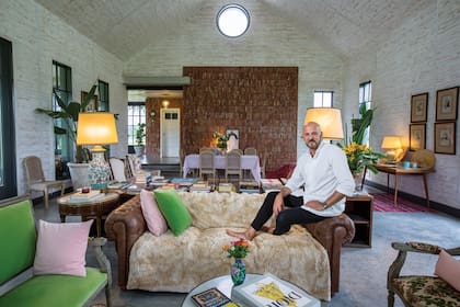 Dos salas de estar, dos rincones de lectura y un comedor conforman las distintas áreas que creó en este gran espacio abierto de la casa, cuyo estilo fue pensado como el de un rancho californiano.