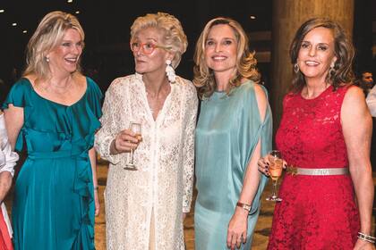 En 2018, en la gala de la Fundación Amigos del Teatro San Martín, donde se desempeñaba como vocal. En la imagen se la ve rodeada por su presidenta, Eva Thesleff de Soldati, Camilla Mackeson y Silke Bayer de Reynal.