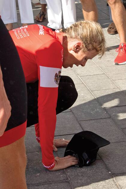 Extenuada, después de pedalear durante 22 horas, Charlene cruzó la meta. Besó el suelo de Montecarlo y recibió un gran abrazo de Alberto II.