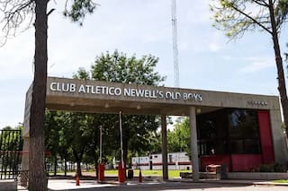 Incendiaron el auto de un jugador de Newell’s y dejaron una bandera con una amenaza antes del clásico