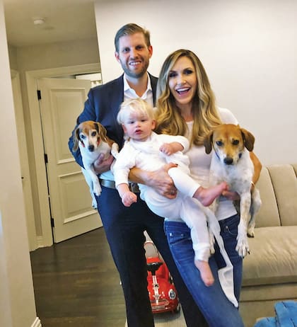 Una imagen junto a su mujer Lara, su hijo Luke (el noveno nieto del presidente de Estados Unidos) y sus beagles, Charlie y Ben.