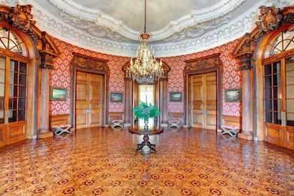 La entrada a la sala de música, epicentro del edificio. El marco de madera tallada es un ejemplo de la lujosa decoración que eligieron los Ortiz Basualdo.