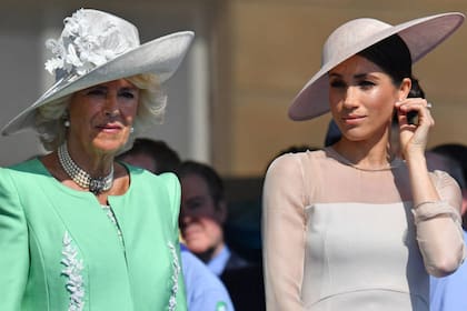 Meghan Markle y la duquesa Camila de Cornualles, esposa del príncipe Carlos, en uno de los eventos oficiales de la corona
