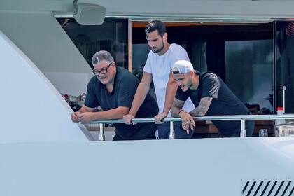 Mauro, su padre Juan, y su colega en el PSG Sergio Rico festejan las acrobacias de Wan, que es la manager de Icardi, y se relajan con el paisaje paradisíaco.