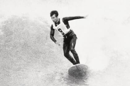 La foto, tomada del sitio “50 Años de Surf”, muestra a Adolfo en su prueba consagratoria, donde venció a dos leyendas del deporte: Daniel Gil y Raúl Muñoz