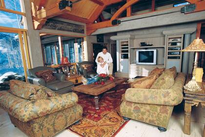 La casa cuenta con seis habitaciones, cinco baños, una sala principal con un hogar de piedra en el centro, una cocina, un despacho utilizado en su momento por el actor y una sala de billar.