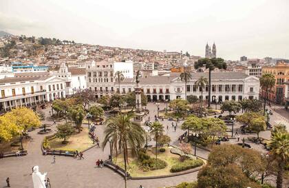 Vista de la Plaza Grande, en el casco histórico. Detrás, las torres de la catedral gótica.