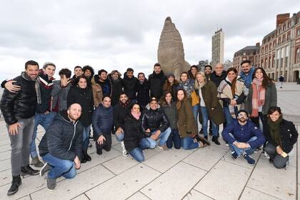 Marcelo Tinelli junto a su equipo de producción en Mar del Plata