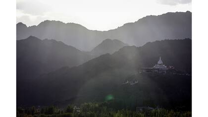 Shanti Stupa, que contiene las reliquias de Buda, en una colina en Chanspa, distrito de Leh, Ladakh, India