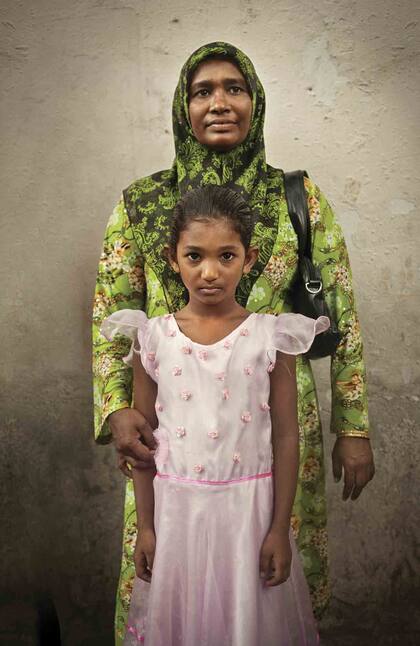 Madre e hija, a la salida del colegio público en Male, posan para la revista.