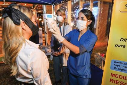 En Misiones, lució un original tapaboca, con gran moño (modelo Mortal Kombat de la diseñadora Florencia Tellado) para asistir a las nuevas instalaciones de la Unidad de Salud.