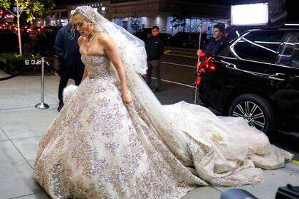 El jueves 17, los paparazzi hicieron fotos de J.Lo con un vestidazo de novia, y velo, de Zuhair Murad por las calles de Manhattan. Después se supo que la cantante estaba filmando escenas de su próxima película, Marry Me. Si bien está comprometida con Álex Rodríguez, todavía no tienen fecha.