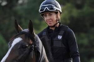 El turf argentino está de luto: murió la jocketa María Paganelli tras una rodada