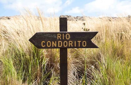 Cartel que indica el camino hacia el río.