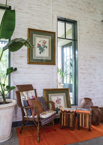 Acompañada por un gran plátano, la silla de esterilla fue comprada en una casa de remates y los bancos, de cardón, traídos de Salta. La alfombra, de pura lana, está hecha en telar. Las láminas de rosas, con marcos de pura lana, está hecha en telar.