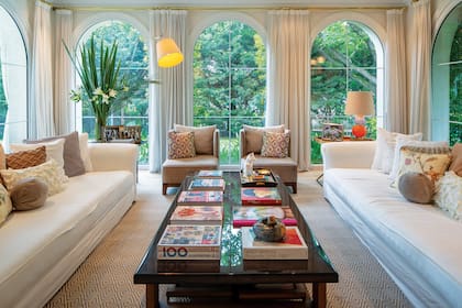 El living fue pensado para disfrutar de largas charlas con amigos y familia. La mesa ratona –el modelo Cumbia, de Eugenio Aguirre– fue creada a medida para que conviva entre los sillones de tres metros y medio de largo.