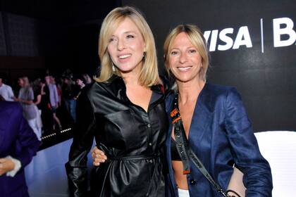Reencuentro. Carla Peterson y Claudia Fontán posaron juntas en el evento de moda