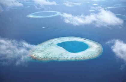 Vista aérea de uno de los atolones del archipiélago de Maldivas.