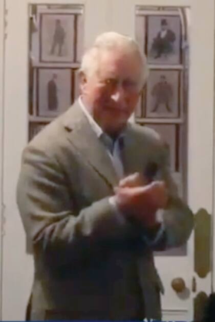 El príncipe Carlos siguió su tratamiento de recuperación en Birkhall, su casa en Escocia. Como la mayoría de los ingleses, aplaudió el trabajo de los médicos en medio de la pandemia.