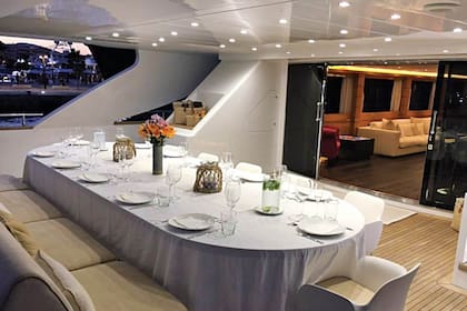 El interior del yacht, decorado en blanco y con pisos y paredes con revestimiento de madera.