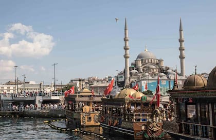 Barcos y la Mezquita Nueva en Eminönü, la zona del puerto.
