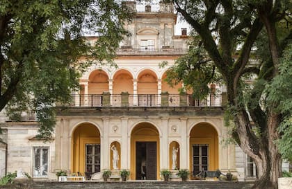 El Palacio Santa Cándida, a la vera del arroyo la China, cerca de Concepción, funcionó originalmente como saladero, fundado por Urquiza en 1849.