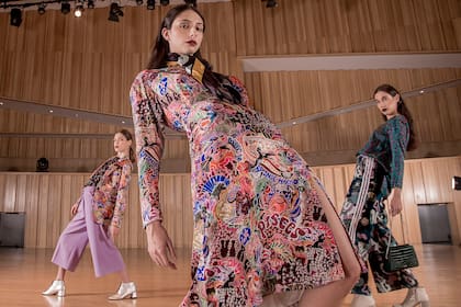 Vestido con estampa de los años 70 (Tommy Hilfiger, $14.638) y pañuelo de seda color block (Mishka, $2980). Va bien con botas animal print (Prüne, $6990).