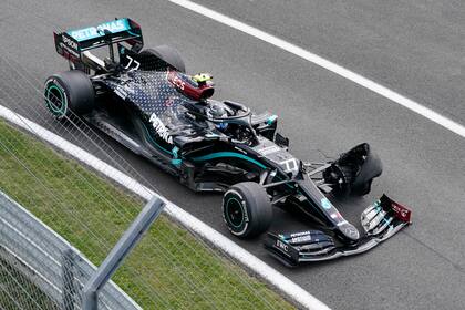 A falta de dos giros para el final del Gran Premio de Gran Bretaña, Valtteri Bottas sufrió el pinchazo del neumático delantero izquierdo: el finés resultó el primero de los tres pilotos que padecieron la avería de la goma en Silverstone