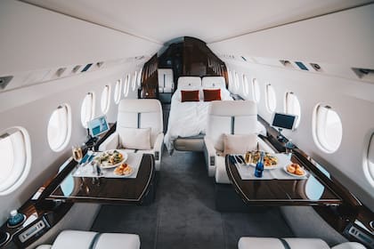 Un vuelo a Europa en un avión para 14 personas sale unos US$130.000 y un vuelo a Miami, en EE.UU, unos US$100.000