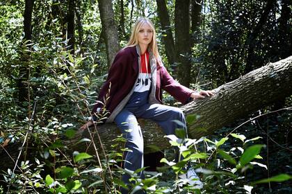 Tapado con lazo (Giesso, $9886), tapado cuadrillé (Divina Bolivia $9900), buzo con capucha (Levi’s, $2490), pantalón con cierres (Clara, $3000), zapatillas de cuero (Lomm, $1470)