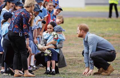 La duquesa y el abrazo más tierno: Luke Vincent fue uno de los 150 chicos que le dieron la bienvenida a Dubbo a la pareja real.