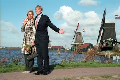 Antes de su casamiento, la pareja real salió "de gira" por Holanda, ya que Máxima tenía que conocer su nueva patria. Y causaron furor. En la foto, se los ve entre los molinos de Sneek.