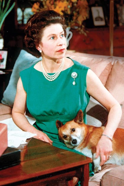 Corgis reales: en 1969 la reina Isabel II fue filmada con sus perros para un "detrás de escena" de un documental que retrataba la vida de la realeza