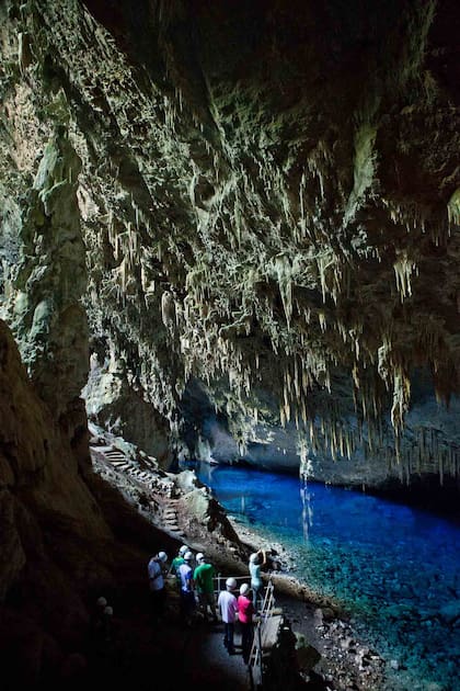 Formas enigmáticas y colores cautivantes en la gruta del Lago Azul.